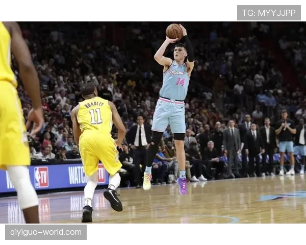 希罗无球跑动撕裂换防，较上季更拉开外线提效