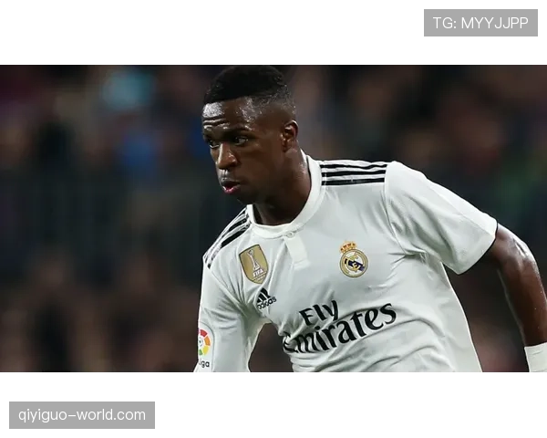 维尼修斯与登贝莱突破能力对比：技术特点与效率差距在哪