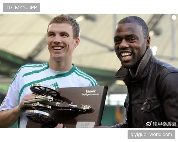 拜仁防线压上成瘾，身后空当频遭利用，稳定性面临考验